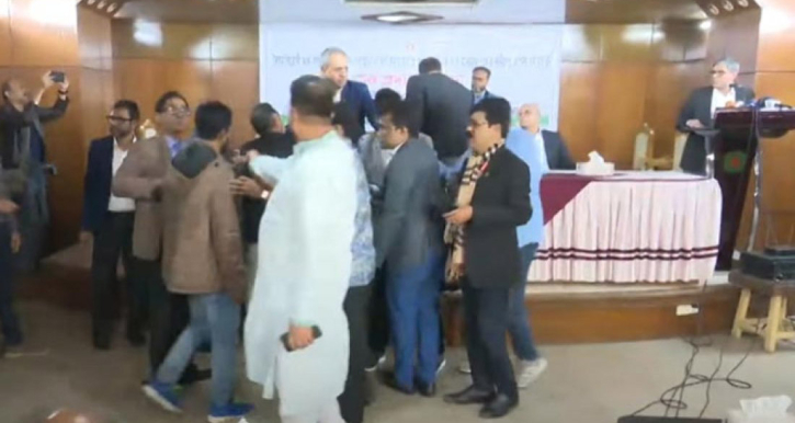 আমিরাত ফেরতদের তোপের মুখে উপদেষ্টা আসিফ নজরুল আমিরাত ফেরতদের তোপের মুখে উপদেষ্টা আসিফ নজরুল