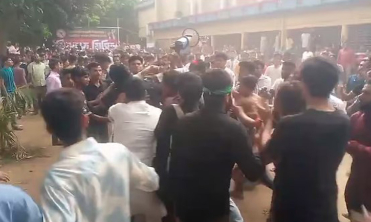 সারজিসের উপস্থিতিতে এনসিপির সমাবেশে দফায় দফায় মারামারি সারজিসের উপস্থিতিতে এনসিপির সমাবেশে দফায় দফায় মারামারি