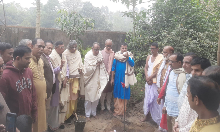 বাহুবলের শ্রীশ্রীশচীঅঙ্গন ধামে শ্রীমন্দির পুনর্নির্মাণ কাজের শিলা বাহুবলের শ্রীশ্রীশচীঅঙ্গন ধামে শ্রীমন্দির পুনর্নির্মাণ কাজের শিলা