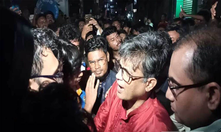 খুলনা প্রেস ক্লাবে তিন ঘণ্টা ‘অবরুদ্ধ’ প্রেস সচিব খুলনা প্রেস ক্লাবে তিন ঘণ্টা ‘অবরুদ্ধ’ প্রেস সচিব
