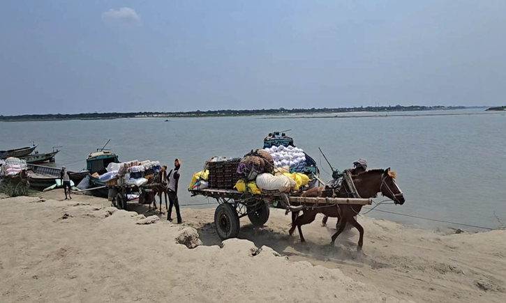 চরের ভরসা ঘোড়ার গাড়ি